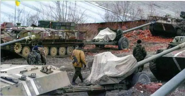 Тягачи МТЛБ ВСУ с орудиями в зоне АТО Одна из машин оборудована - фото 36