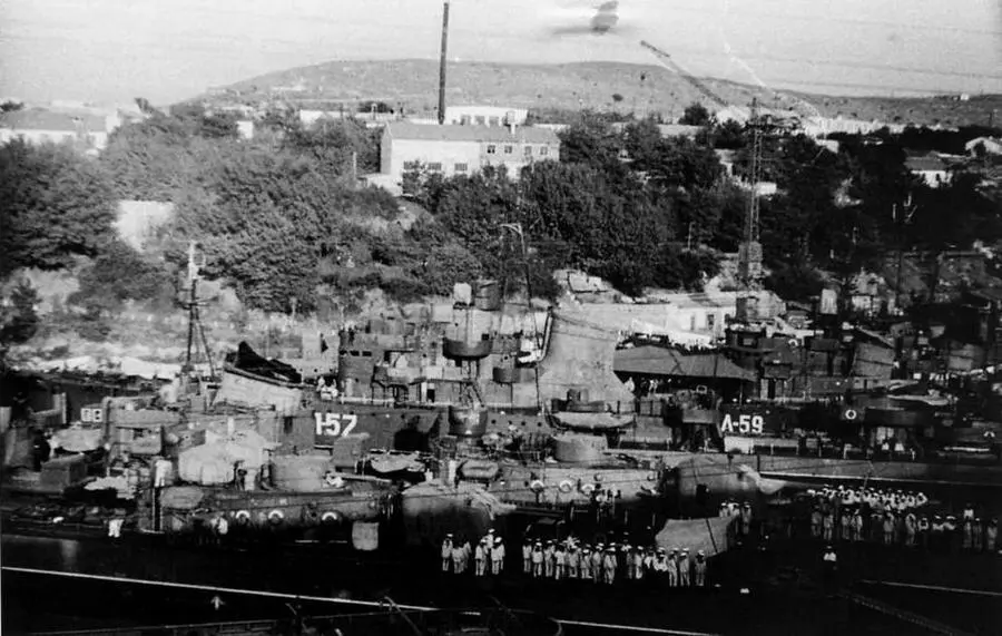 Севастопольская бухта 1956 г На переднем плане видны два эсминца проекта - фото 109