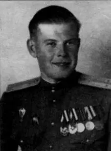 На снимке лётчик 1 й АЭ лнт Дроздовский ЕА фото 1945г Если 15 января - фото 69