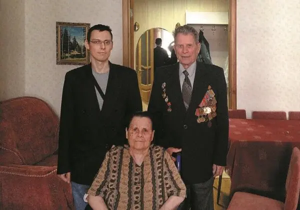 Вверху Антон с бабушкой и дедушкой июнь 2013 г Воронеж Внизу С Машей в - фото 21