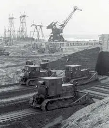 6 Волжская ГЭС Строительство крупнейшей гидроэлектростанции в Европе началось - фото 285