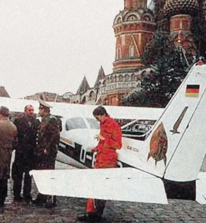 28 мая 1987 года на Красной площади приземлился самолет 18летнего немецкого - фото 460