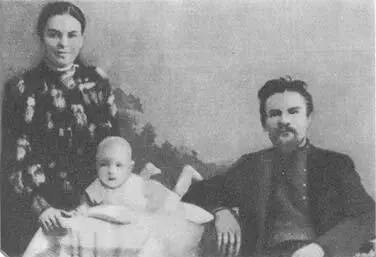 М И Калинин с женой Екатериной Ивановной и сыном Валерьяном 1908 г В - фото 9