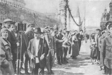 М И Калинин на Красной площади 1 мая 1922 г М И Калинин О советском - фото 20