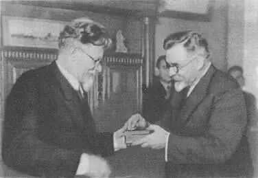 Г И Петровский вручает орден Ленина М И Калинину 1935 г М И - фото 27