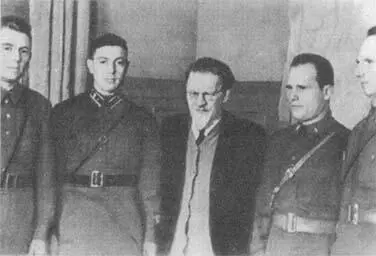 М И Калинин в группе пограничников 1941 г На обсуждение многотысячных - фото 30