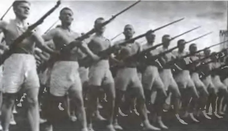 Физкультурники на Дворцовой площади 19 августа 1945 года Сегодня можно - фото 57