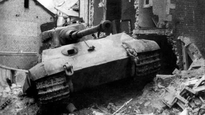 Королевский тигр из состава 101 го батальона тяжелых танков СС подбитый на - фото 23