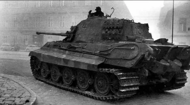 Королевский тигр из состава 503го батальона тяжелых танков на улице - фото 24
