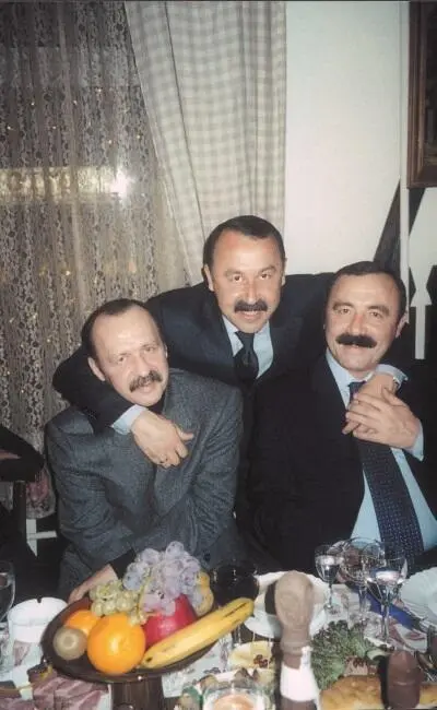 Дорогие мои братья раньше смотрел на эту фотографию и улыбался Сейчас смотрю - фото 75