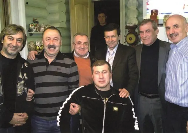 Мой дом всегда полон народа Друзья большая часть меня Без настоящей дружбы - фото 77
