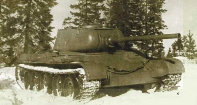 Первый образец танка Т44 Зима 1944 года Выход был только в переходе к - фото 3