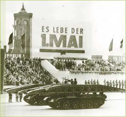 Танковые мостоукладчики МТУ на параде в Берлине 1 мая 1963 года Серийное - фото 129