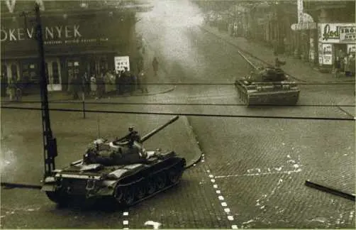 Колонна танков Т54 ближний Т54А движется по улицам Будапешта Ноябрь 1956 - фото 143