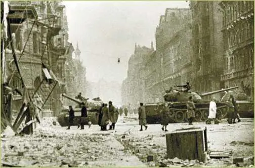 Танки Т54 на одной из улиц Будапешта повидимому после окончания боев 1956 - фото 144