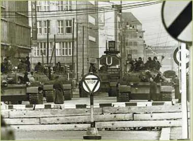 Танки Т54А Противостояние в дни Берлинского кризиса Снимок сделан со стороны - фото 147