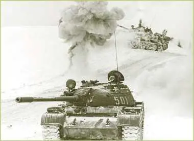 Танки Т55 одной из частей Ленинградского военного округа в учебной атаке - фото 162
