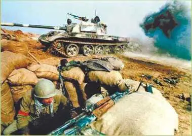 Танк Т55 иракской армии ведет бой Ираноиракская война 1980е годы - фото 163