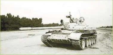 Иракский танк Т55 брошенный на дороге в окрестностях ЭльКувейта 1991 год - фото 165