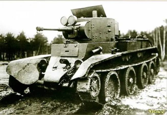 Вверху танк БТ7 с брандспойтом для огнеметания установленным в люке - фото 84