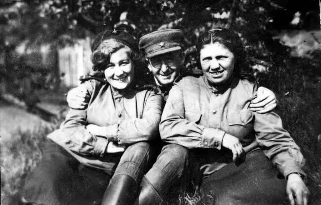 Мама Аллы Мария Андреевна Костюченко справа В 1943 году Смоленщину - фото 45