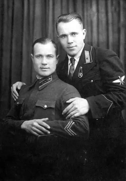 Папа Аллы слева Папа погиб в августе 1941 года в Брестской крепости Мой брат - фото 46