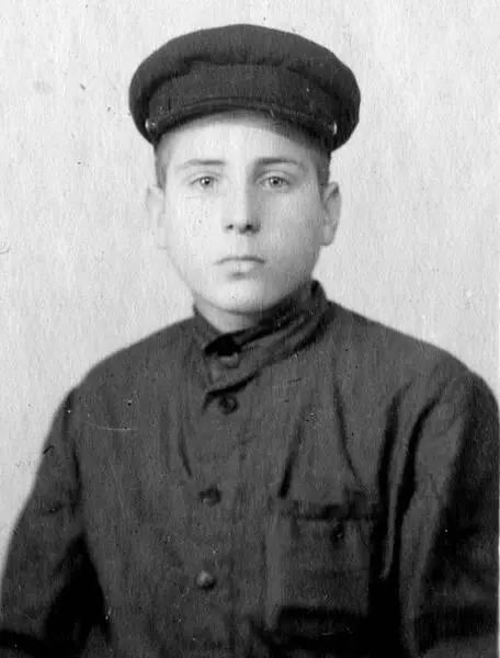 Костя Исаченков 1943 г Мы слышали что в Ленинграде был страшный голод что - фото 55