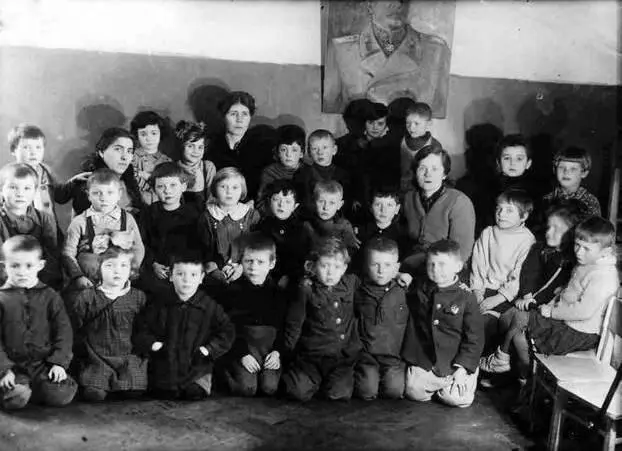 Детский сад 8 май 1944 года 5я слева в верхнем ряду Елена Иванова - фото 80