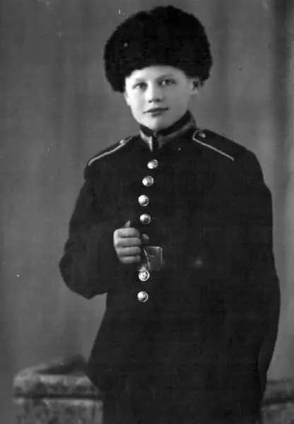 В первый год учебы в Горьковском СВУ 1950 год Все равно маме скажу - фото 88