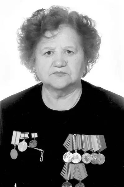 Шаркова Литвиновская Валентина Ивановна Когда нам блокадникам вручали - фото 92