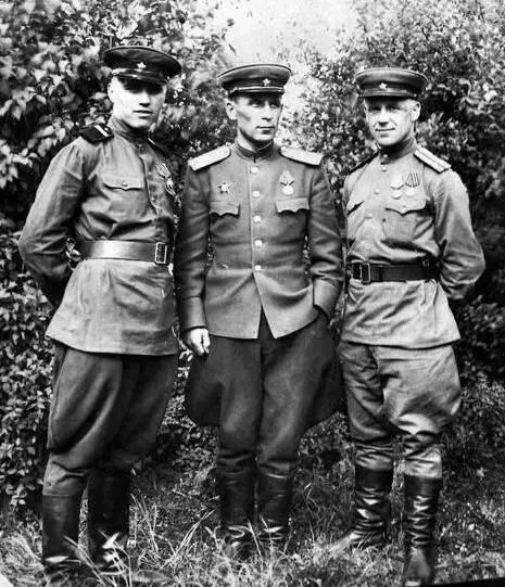 Дед слева в середине комдивизиона В У Киселев Уволен в запас 15 марта 1947 - фото 107