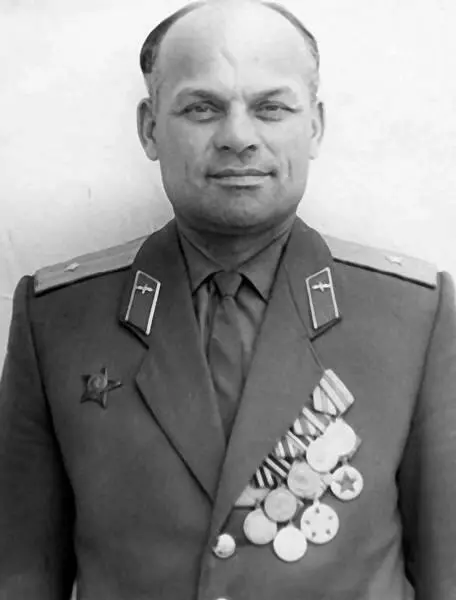 Потом после небольшой учебы его направили на Дальний Восток вместе с - фото 161