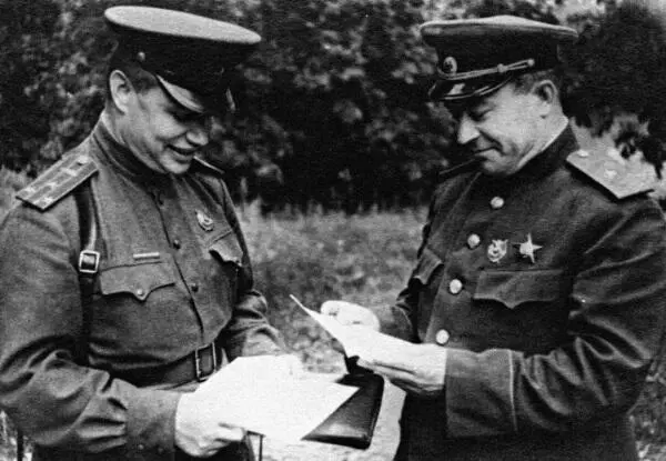 Член Военного совета 1й ТА генерал Попель и начальник политотдела полковник - фото 36