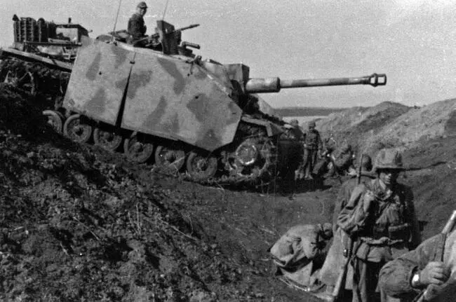 Атакуют части 2го тк СС тд СС Мёртвая голова Июль 1943 г Курская дуга - фото 44