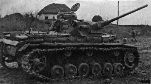 Подбитый танкистами 1й ТА танк Pz III На фото справа генерал Попель - фото 49