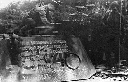Подбитый танкистами 1й ТА танк Pz III На фото справа генерал Попель - фото 50