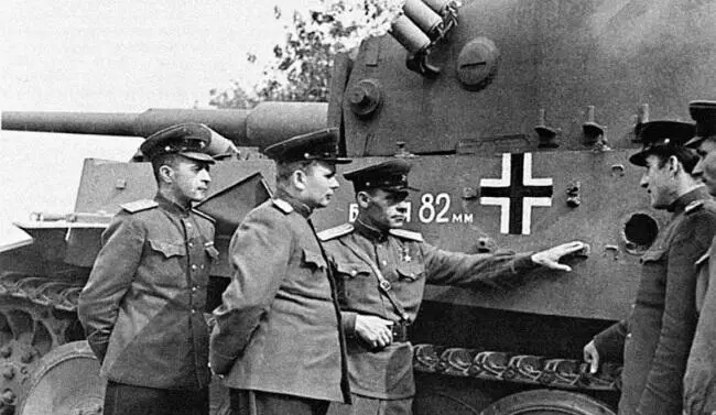 Офицеры осматривают подбитый немецкий танк тигр Гвардии полковник Иван Бойко - фото 52