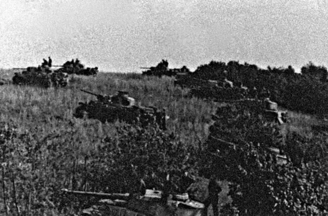 Наступают немецкие танки 2го тк СС Июль 1943 г южный фас Курской дуги - фото 84