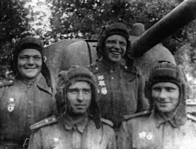 Экипаж гвардии лейтенанта Бессарабова Слева направо первый ряд гвардии - фото 114
