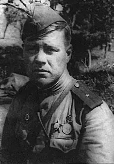 младший лейтенант А Г Новопашин гвардии лейтенант Г Ф Коловский Гвардии - фото 125