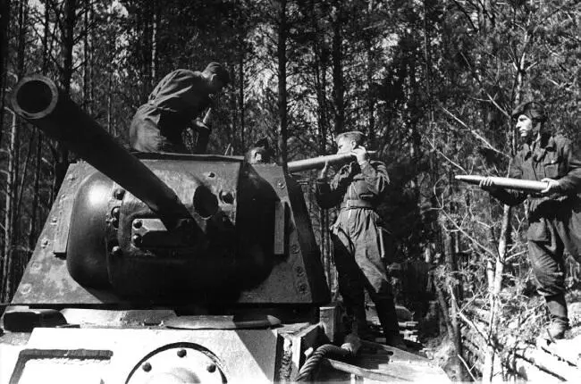 Экипаж КВ загружает боекомплект в боевую машину Июль 1943 г Воронежский фронт - фото 138