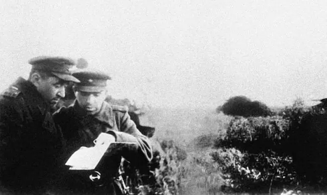 Командир 112й тбр 6го тк полковник М Т Леонов слева и его начальник штаба - фото 139