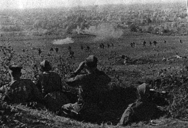 Наступает мотопехота 1й ТА Август 1943 г Наступают части 1й ТА Август - фото 148