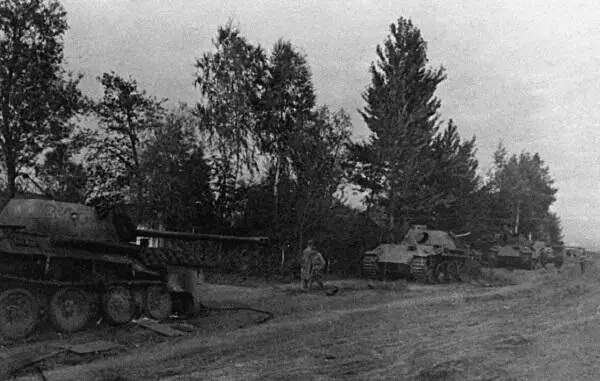 Брошенные при отступлении немецкие пантеры 39го тп Август 1943 г район - фото 150