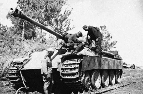 Брошенная при отступлении пантера 39го тп Август 1943 г район Борисовки - фото 152