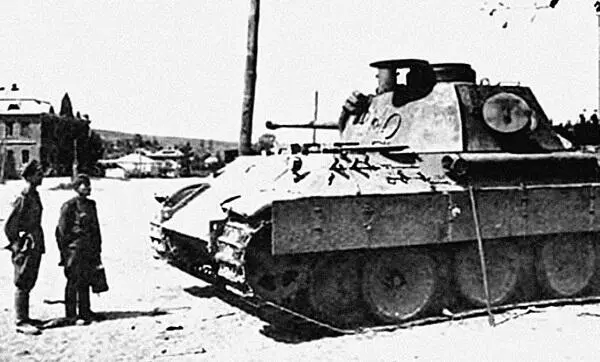 Брошенная при отступлении пантера 39го тп Август 1943 г район Борисовки - фото 153