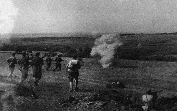 Наступает мотопехота 1й ТА Август 1943 г Воины 1й ТА в перерыве между - фото 154