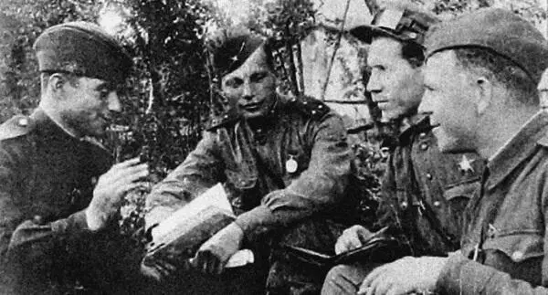 Воины 1й ТА в перерыве между боями Август 1943 г Пленные гитлеровцы - фото 155