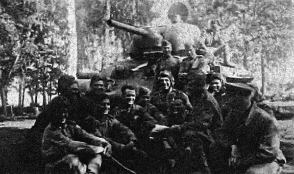 Воины 1й ТА в перерыве между боями Август 1943 г Пленные гитлеровцы - фото 156