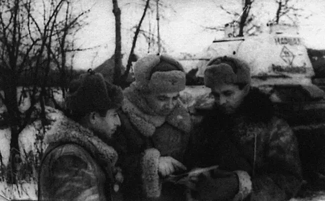 Командир 44й гв тбр гвардии полковник И И Гусаковский ставит танкистам - фото 185